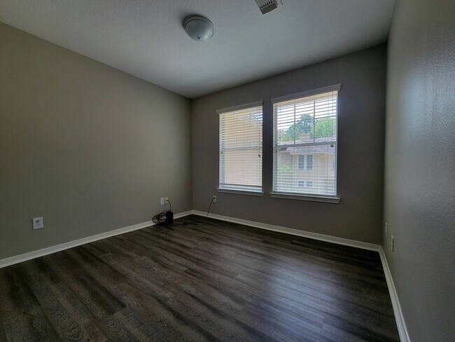 Building Photo - 77 Woodlily Pl