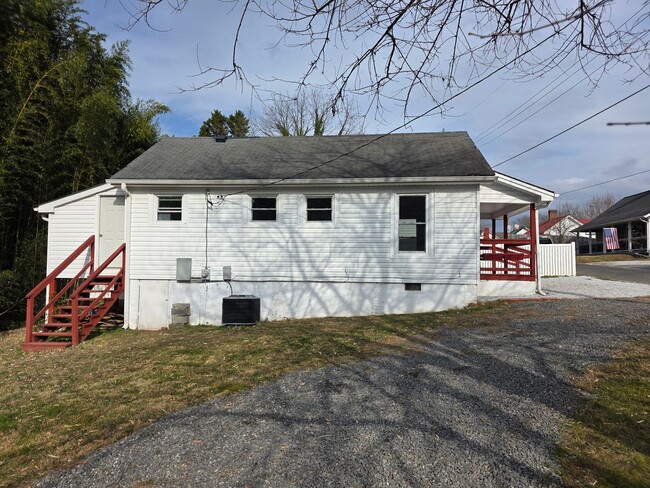 Building Photo - Charming 1 Bedroom Home Near Downtown Mount Airy