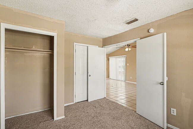 Building Photo - Charming 3-1-1 in S Dallas