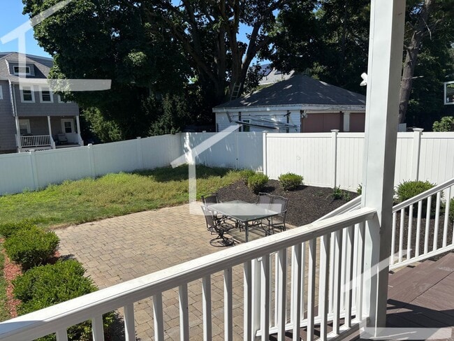 Building Photo - Huge, newly renovated 3 bed unit near Oak Square.