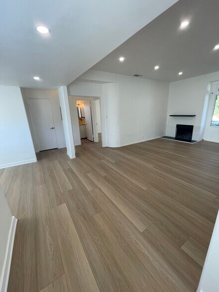 Building Photo - 3043 Hollycrest Dr