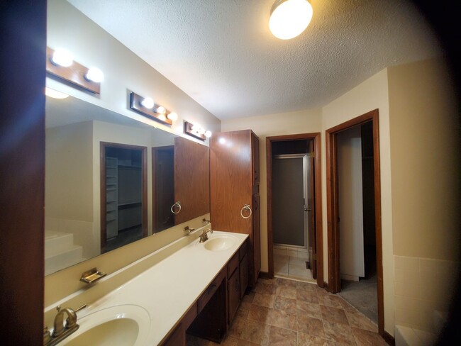 Building Photo - 3004 Stonehenge Ct