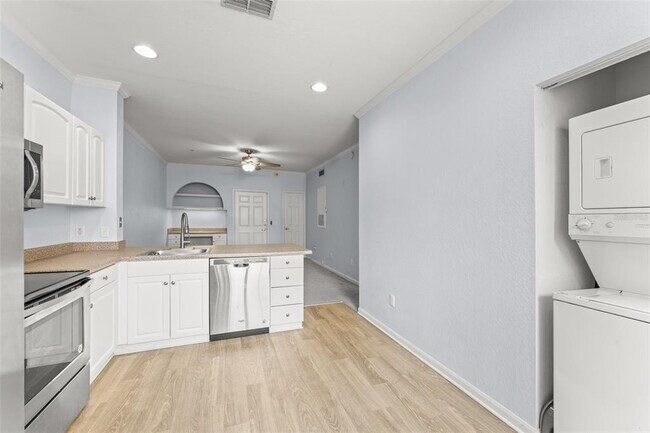 Building Photo - 860 N Orange Ave