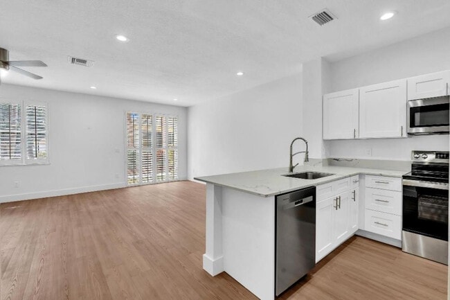 Building Photo - 4945 Fulton St