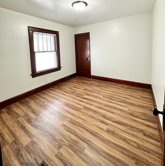 Building Photo - Charming Southside 2 Bedroom is Move-In Re...