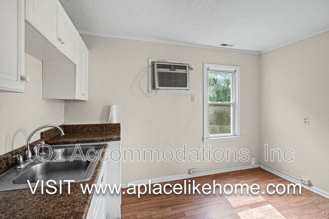 Building Photo - 563 S Ash Ave