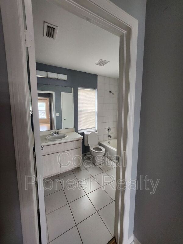 Building Photo - 10121 Sea spray Pl