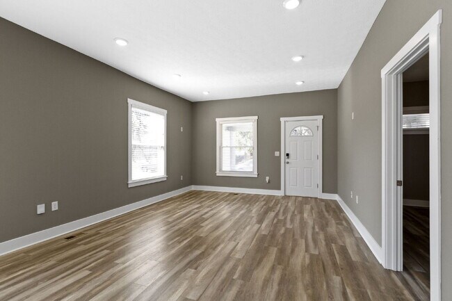 Building Photo - 1701 Barth Ave