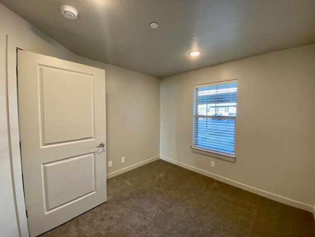 Building Photo - APARTMENT IN GREAT LOCATION FOR RENT!