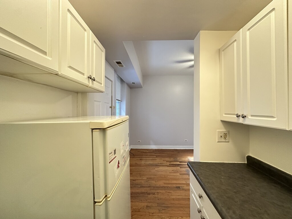 Building Photo - 2405 W Wilson Ave