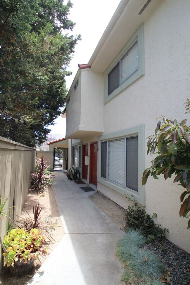 Building Photo - Gorgeous, Multi-Level 3 BD, 2.5 BA in Nort...