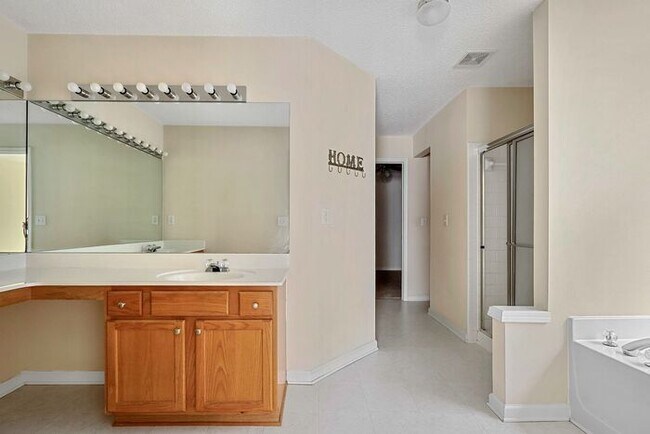 Building Photo - 3325 Ridgefair Dr