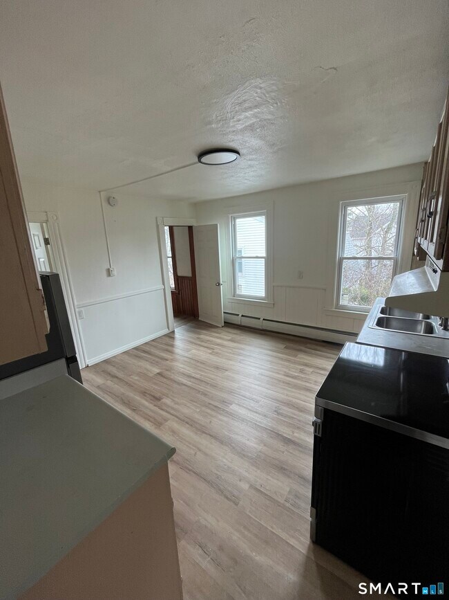 Building Photo - 11 Roosevelt Ave