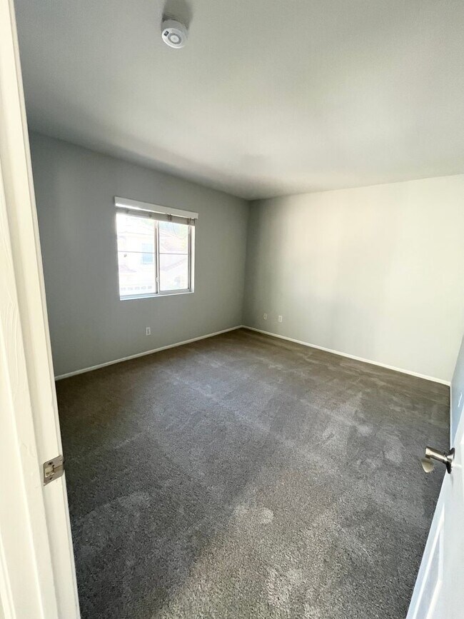 Building Photo - Beautiful 3 bedroom 2.5 bathroom home is M...