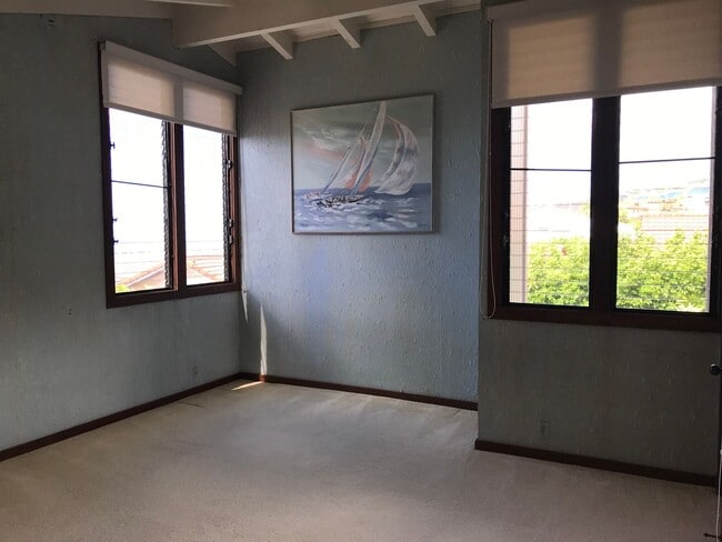 Building Photo - Waialae Iki, large family home 4 bedroom, 4 baths, 2 car garage