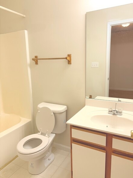 Building Photo - 14 Lake Village Ct