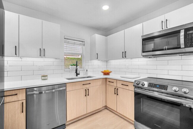 Building Photo - 477 NE 1st St