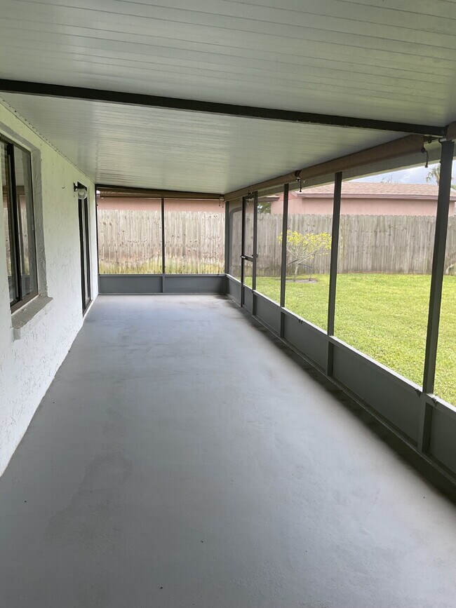 Building Photo - Charming 3-Bedroom Oasis with 2 Full Baths...