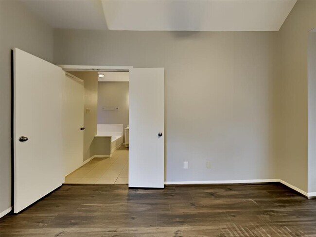 Building Photo - 6629 Queensclub Dr