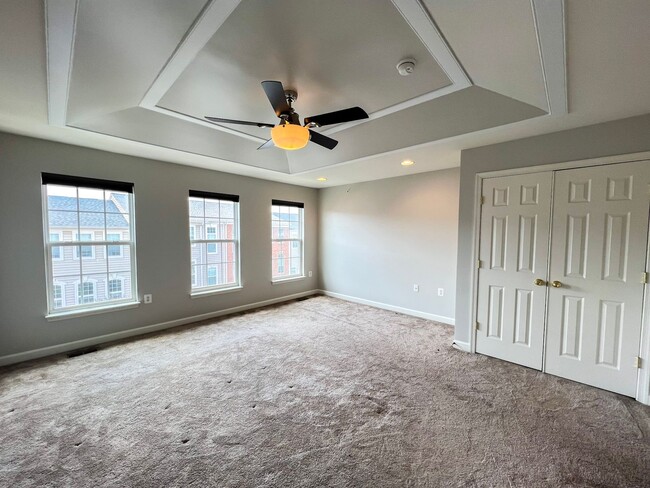 Building Photo - Lavish 3 Bed 2.5 Bath Brick Townhome In Ce...