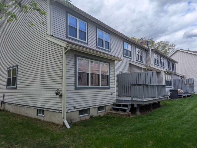 Building Photo - Immaculate End Unit in Desirable Weatherst...