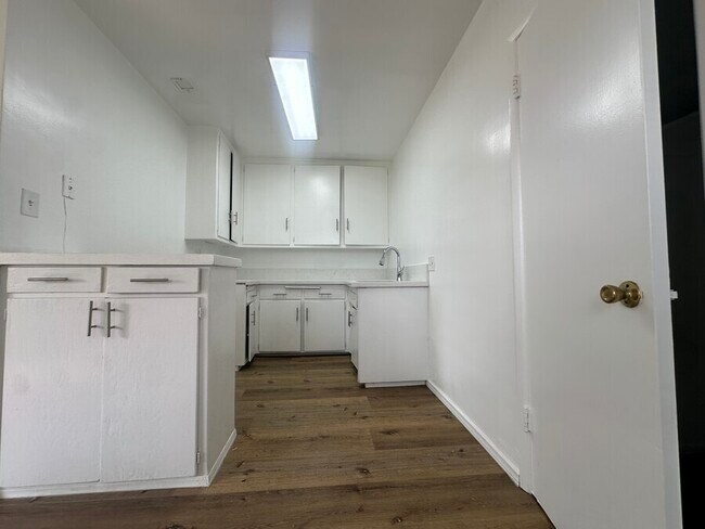 Building Photo - 2027 Ridgeley Dr