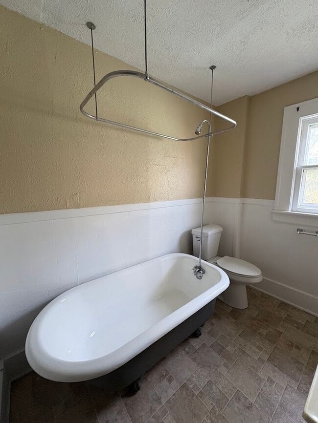 Building Photo - Three bedroom one bathroom home for rent