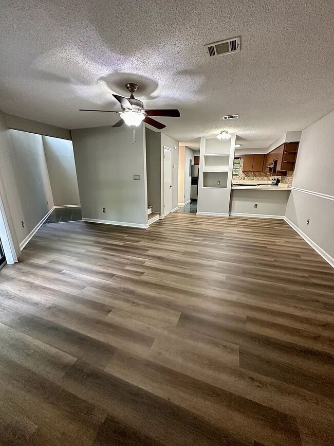 Building Photo - "Two story, 2 bedroom / 2.5 bathroom townhome near Hilaman Golf Course available for August move-...