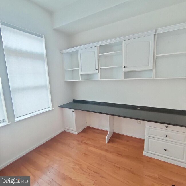 Building Photo - 309 Holland Ln