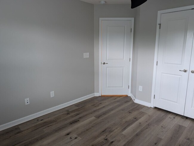 Building Photo - Move-in ready, Townhome Located in the Cit...