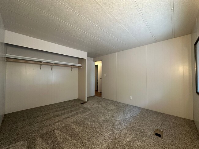 Building Photo - 3b, 2b, 1,100sq.ft. - Emmett -  right on payette river!