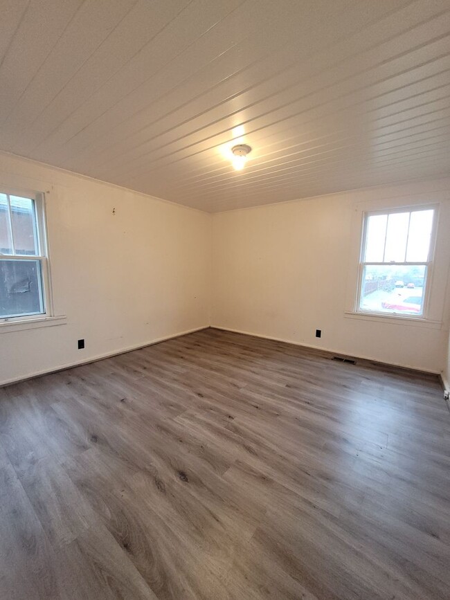 Building Photo - 2bd, 1ba home located near downtown Cottag...