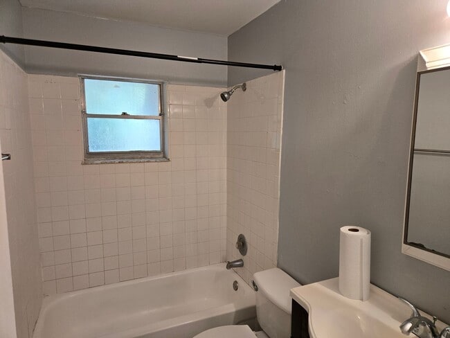 Building Photo - Cute and Convenient!