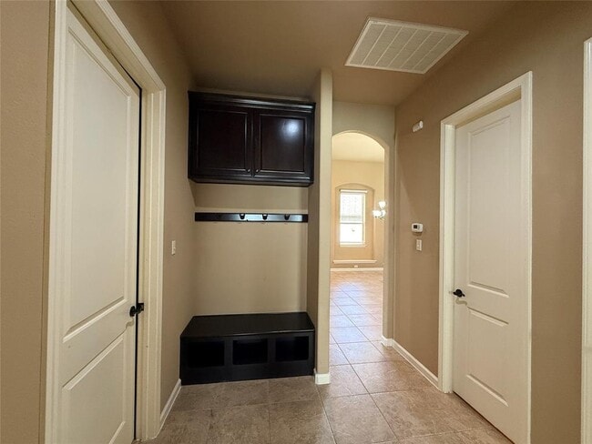 Building Photo - 2404 Sweetwater Ln