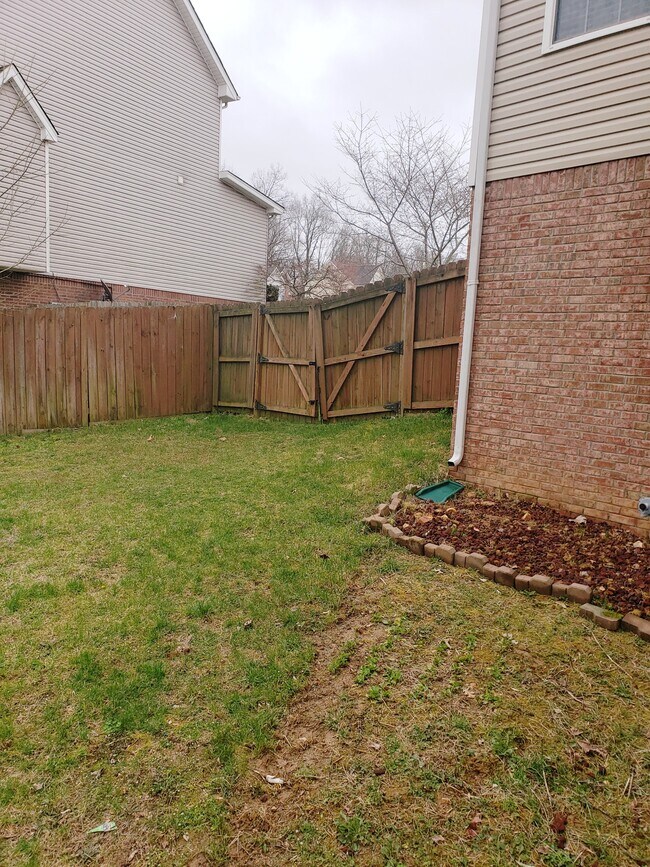 Building Photo - 652 Winding Bluff Way