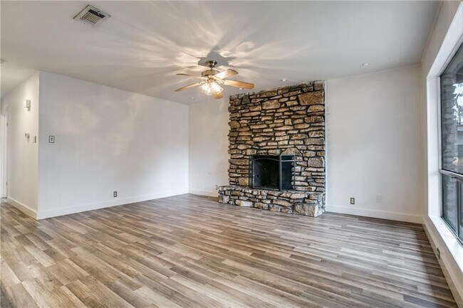 Building Photo - 2313 La Casa Dr