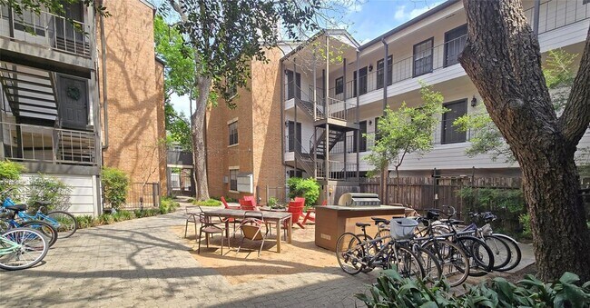 Building Photo - 203 E 31st St