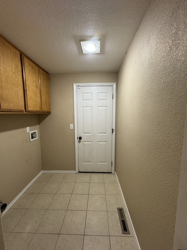 Building Photo - 935 Fairfield Cir