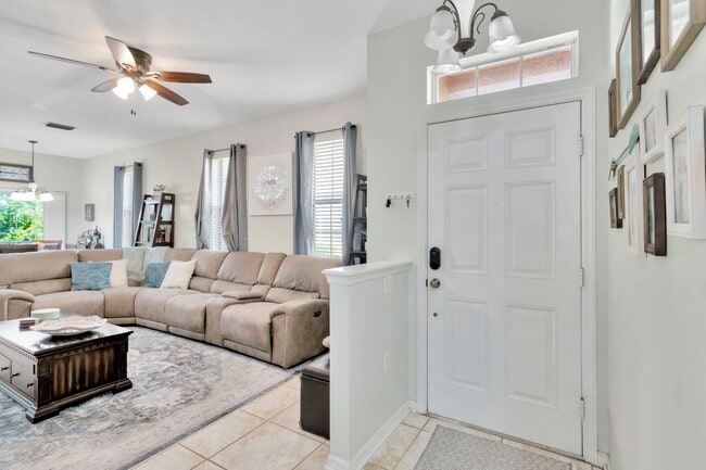 Building Photo - Great Townhouse in Gated Community