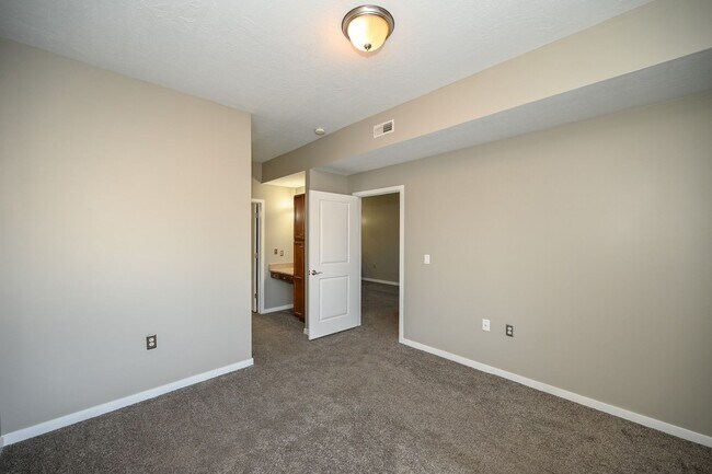 Building Photo - Stunning Condo in Excellent Salt Lake Loca...