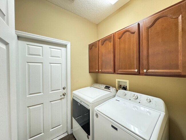 Building Photo - 4813 River Gem Ave