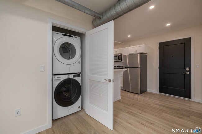 Building Photo - 584 Main St