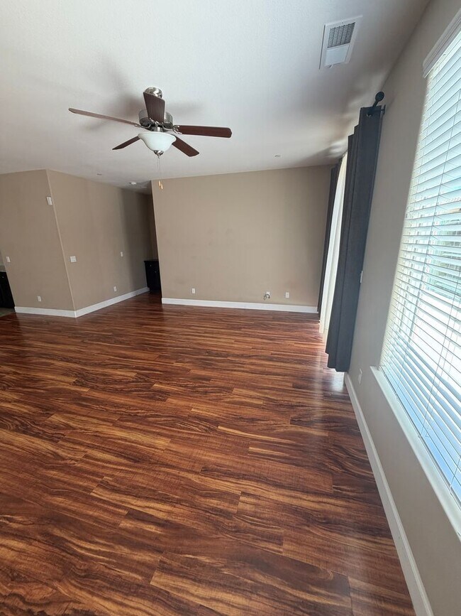 Building Photo - 2487 N Mountainside Dr
