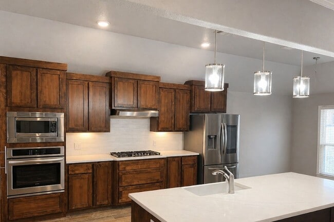 Building Photo - AVAILABLE FOR MOVE-IN WITH A 2-WEEK NOTICE