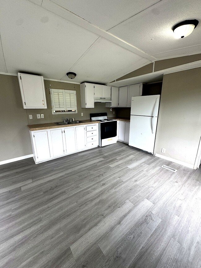 Building Photo - 161 Jolly Roger Dr