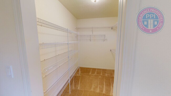 Building Photo - Updated Townhome with Detached Garage! Close to Shops & Restaurants