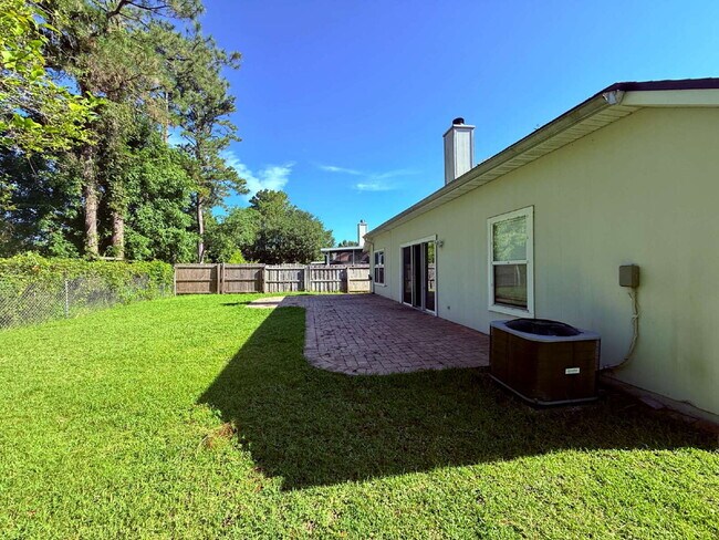 Building Photo - Stunning Lakefront Retreat: 3BR/2BA Home w...