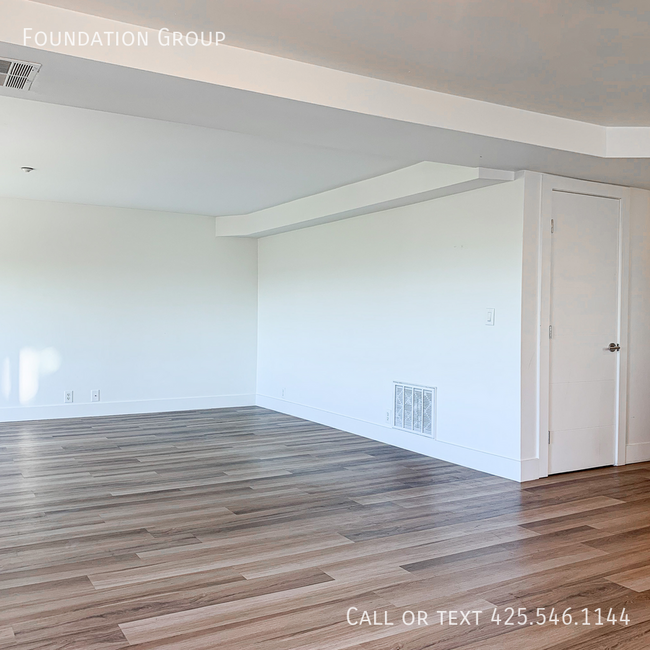 Building Photo - HUGE 2 bed, 2 bath apartment! 2 months FRE...