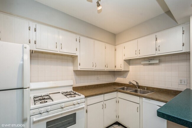 Building Photo - 510 W Fullerton Pkwy
