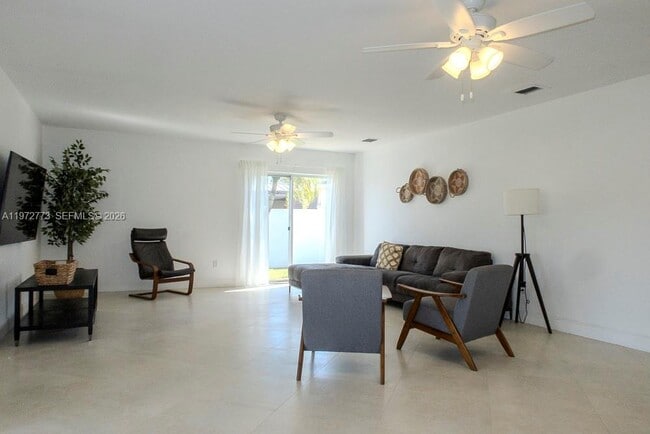 Building Photo - 9731 Bel Aire Dr